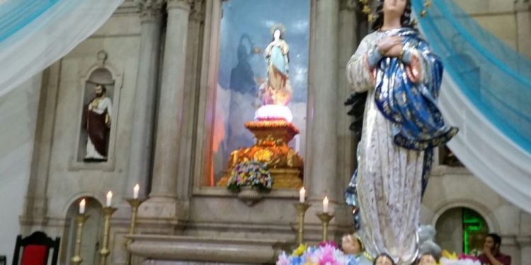 Imagem colorida mostra imagem de Nossa Senhora de Conceição