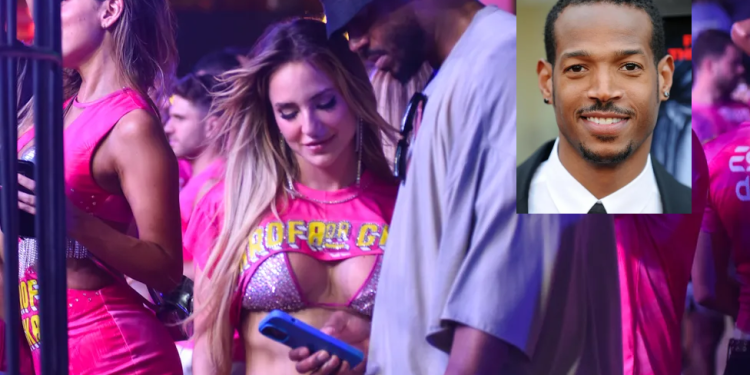 Os dois conversaram, beberam e depois deram um beijo. Foto: Reprodução