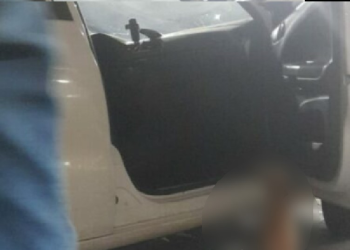 O homem ainda conseguiu sair do carro, mas caiu morto após levar os tiros. Foto: Divulgação