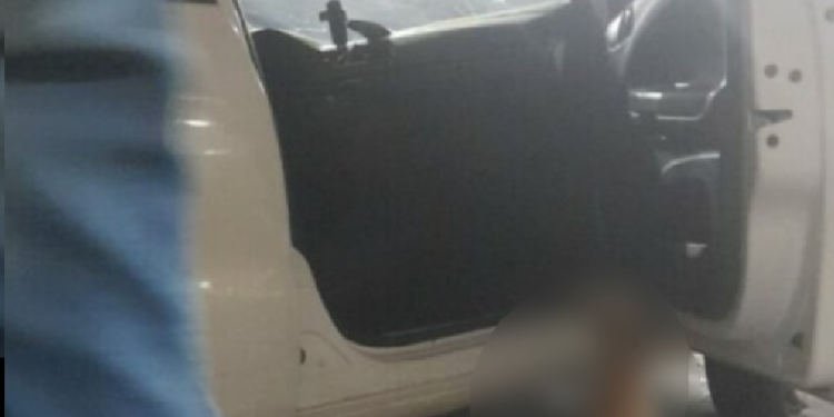 O homem ainda conseguiu sair do carro, mas caiu morto após levar os tiros. Foto: Divulgação