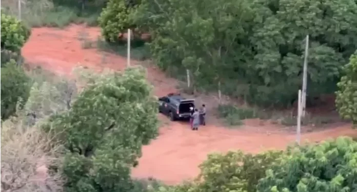 O homem chegou a correr para uma área de mata, mas foi pego e não resistiu. Foto: Reprodução