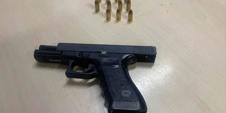 A arma foi apreendida pelos policiais. Foto: Reprodução