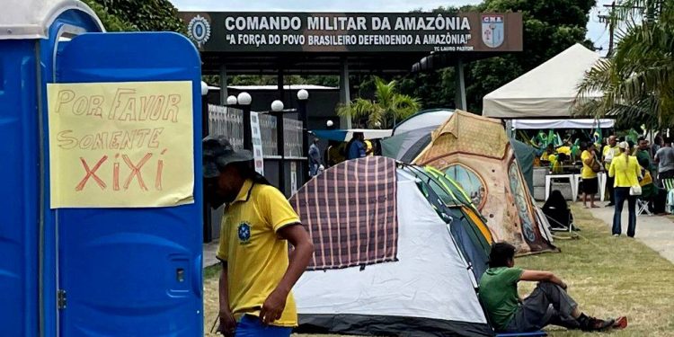 Defensores do bolsonarismo e anti petismo foram para a frente de comandos militares pedir intervenção militar. Foto: Revista Cenarium/ Arquivo