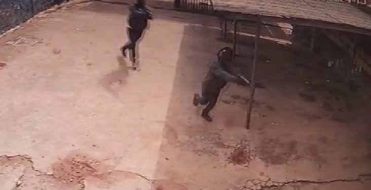 O crime ocorreu nesta terça-feira (30) e foi filmado por câmeras de segurança. Foto: Reprodução