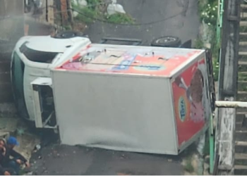 O caminhão tombou na tarde desta sexta-feira (26). Foto: Reprodução
