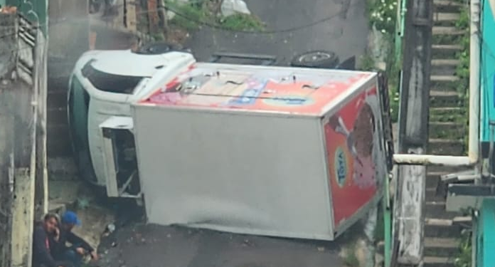 O caminhão tombou na tarde desta sexta-feira (26). Foto: Reprodução