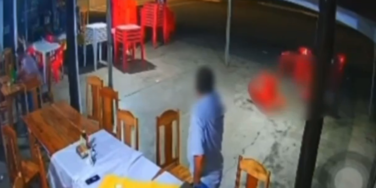 Uma funcionária, de 22 anos, que trabalha no estabelecimento também foi atingida e ficou ferida. Foto: Reprodução