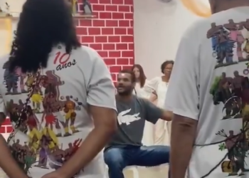 O homem começou a falar com todos os presentes, querendo convecê-los. Foto: Reprodução