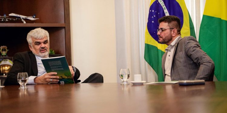 O conselheiro do Tribunal de Contas do Amazonas (TCE-AM), Júlio Assis Corrêa Pinheiro, esteve reunido com o governador do Acre, Gladson Cameli. Foto: Divulgação