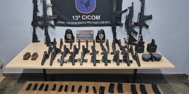 Apreensão de 36 armas durante Operação Ajuricaba é a maior registrada no Amazonas. Foto: Giselle Simões e Israel Amorim/PMAM