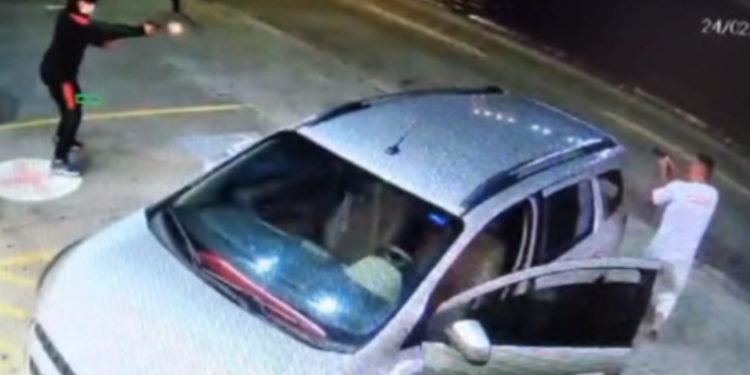 A esposa do PM estava dentro do estabelecimento. Foto: Reprodução