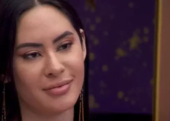 A cunhã-poranga esqueceu que mesmo com a luz apagada tudo é gravado. Foto: Reprodução