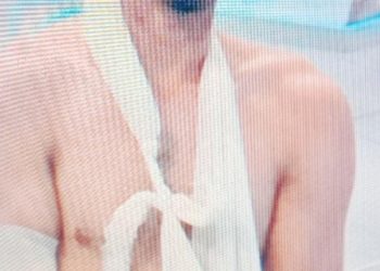 O homem se salvou e foi socorrido por moradores. Foto: Reprodução