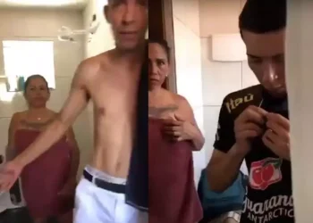 Os dois foram pegos dentro do banheiro. Foto: Reprodução