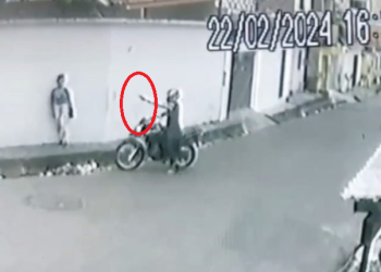 Nas imagens, ela aparece mexendo no celular enquanto esperava o transporte, na esquina. Foto: Reprodução