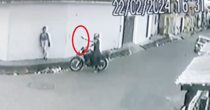 Nas imagens, ela aparece mexendo no celular enquanto esperava o transporte, na esquina. Foto: Reprodução