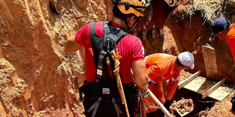 Ao todo, 12 bombeiros atuaram para fazer o resgate e atendimento dos dois trabalhadores atingidos. Foto: Divulgação/CBMAM