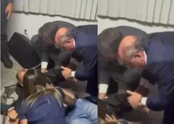 O repórter cinematográfico da EBC desmaiou e ficou no chão. Foto: Reprodução