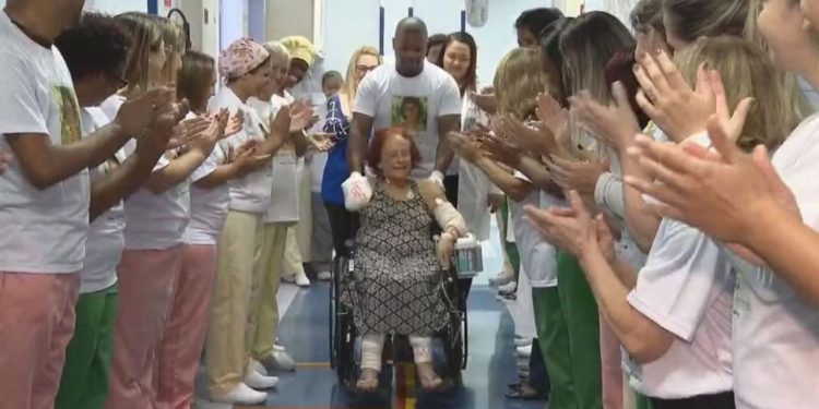 Escritora atacada por três pitbulls deixa hospital sob aplausos: ‘guerreira’