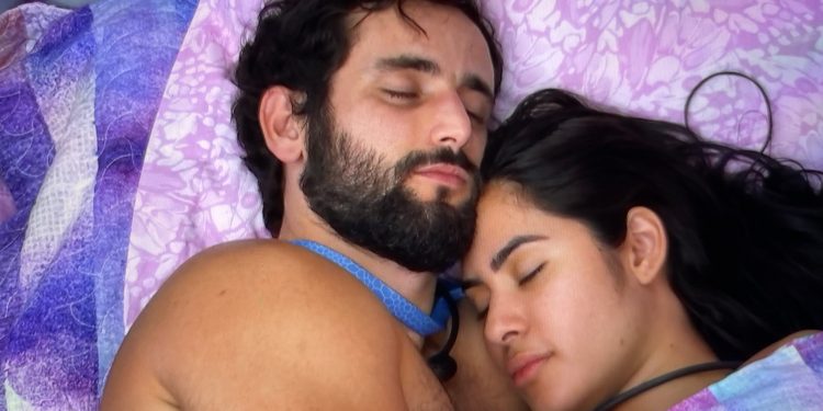 Os dois, segundo aponta a web, trocaram beijos acalorados. Foto: Reprodução