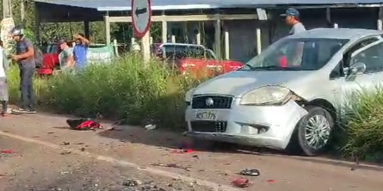 O acidente ocorreu na manhã deste sábado (27) e a moto chegou a pegar fogo. Foto: Reprodução