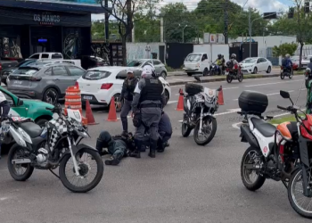 O PM se desequilibrou e caiu, ficando no chão. Foto: Reprodução