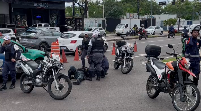 O PM se desequilibrou e caiu, ficando no chão. Foto: Reprodução