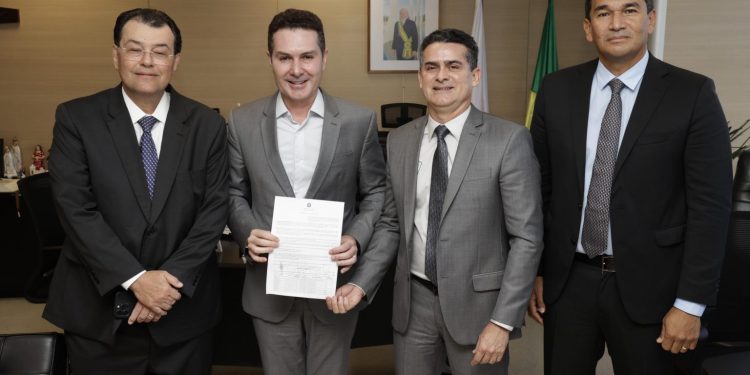 Prefeito de Manaus assina convênio que garantirá 1.056 moradias na comunidade Pingo D’Água