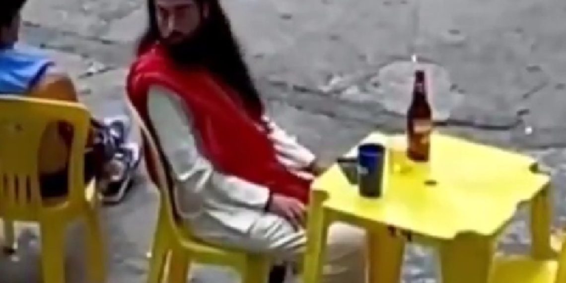 Deus perdoa? Homem vestido de Jesus é flagrado tomando uma gelada em bar