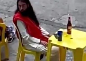 Deus perdoa? Homem vestido de Jesus é flagrado tomando uma gelada em bar