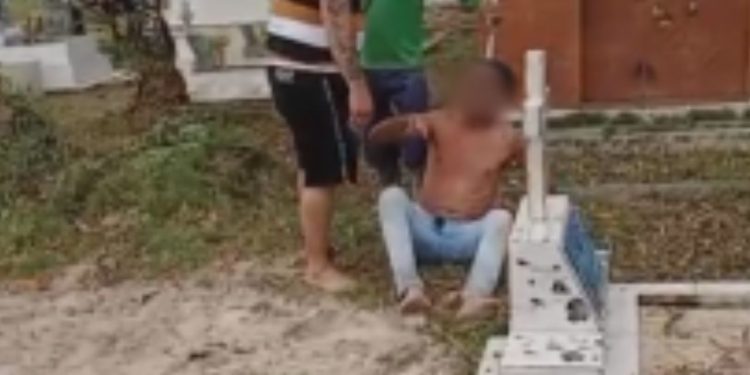 Vídeo: assaltante leva a pior ao após roubar celular dentro do cemitério Tarumã