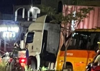 Carreta deixa trânsito caótico após derrubar fios de poste na zona leste de Manaus