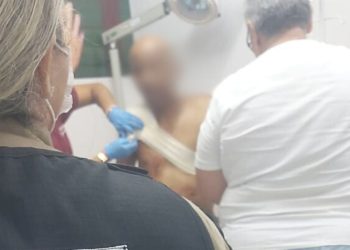 Cobrador é esfaqueado no ombro na primeira viagem no dia em assalto a ônibus em Manaus