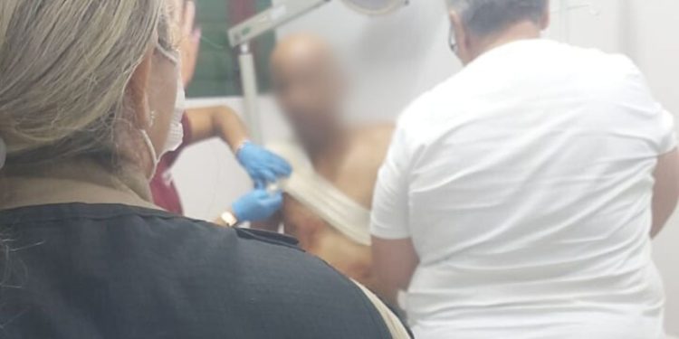 Cobrador é esfaqueado no ombro na primeira viagem no dia em assalto a ônibus em Manaus