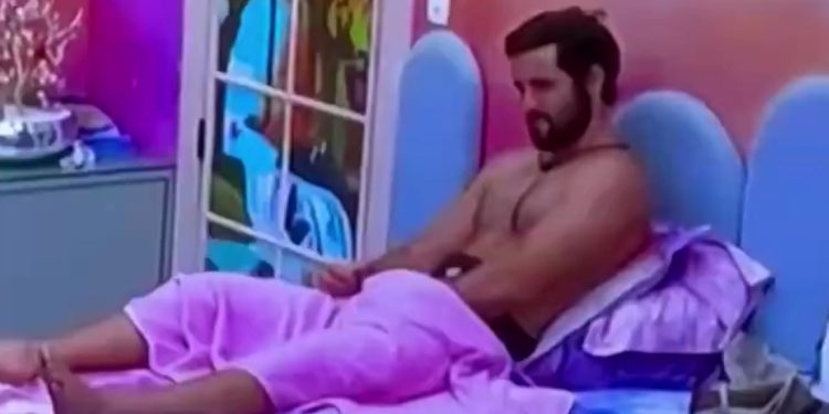 Internautas notam Matteus supostamente ‘batendo uma’ e vídeo viraliza