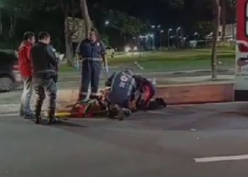 Homem bate a cabeça ao ser atropelado tentando atravessar a avenida Efigênio Salles fora da faixa