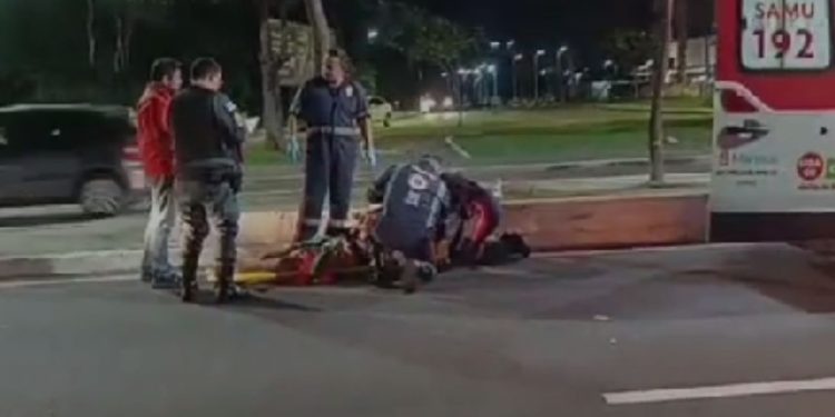 Homem bate a cabeça ao ser atropelado tentando atravessar a avenida Efigênio Salles fora da faixa
