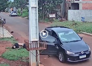 Vídeo mostra homem escapando milagrosamente de execução no meio da rua: