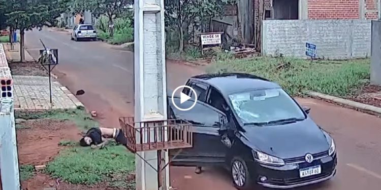 Vídeo mostra homem escapando milagrosamente de execução no meio da rua: