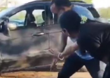 Homem surtado bate na esposa ao encontrá-la com com outro no carro