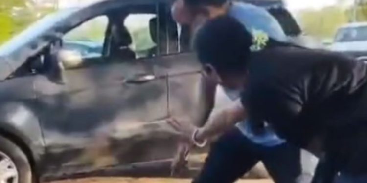 Homem surtado bate na esposa ao encontrá-la com com outro no carro