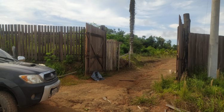 Um dos homens efetuou diversos disparos contra Jaime, que estava dentro do carro, em frente da propriedade. Foto: Divulgação/PC-AM