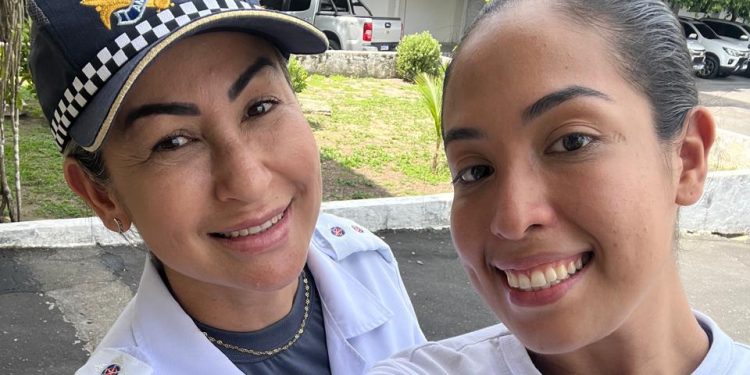 A psicóloga e capitão PM Daianne Veras, do Centro de Psicologia da PMAM, relata sobre a experiência de ter como filha a Rebeca Tavares, que integra o quadro de alunos soldados. Foto: Divulgação/ PMAM