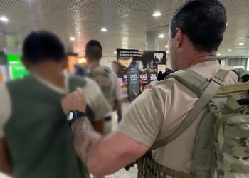 Vídeo: avô que estupr0u a neta ainda com cordão umbilical chega a Manaus com escolta fortemente armada