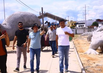 Prefeito vistoria fase final da obra da praça molhada do parque Gigantes da Floresta