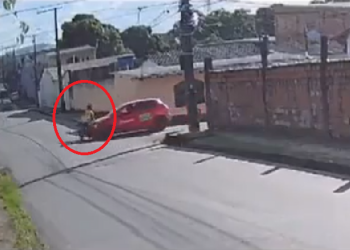As vítimas estavam na via principal quando foram atingidas por um carro. Foto: Reprodução