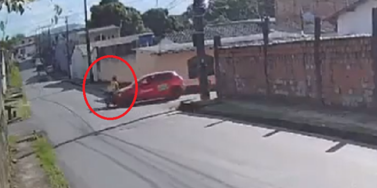 As vítimas estavam na via principal quando foram atingidas por um carro. Foto: Reprodução