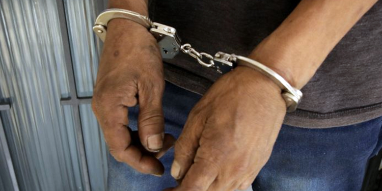 O suspeito atingiu a região da testa e parte dos olhos de uma das vítimas. Foto: Reprodução/Internet