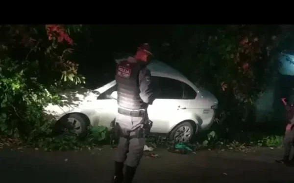 O corpo foi encontrado após moradores acharem estranho o carro parado por muito tempo no local. Foto: Reprodução