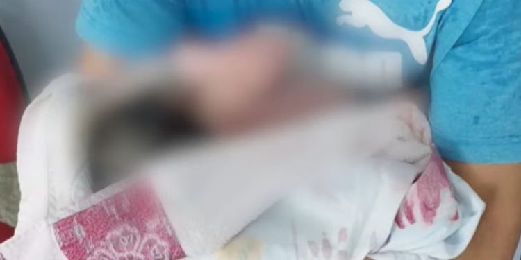 Jovem tenta abandonar recém-nascido dizendo que "achou na calçada", mas acaba confessando ser o pai